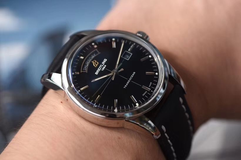【 Video analysis  Replica 表和正品表的区别】V7出品 Breitling 越洋系列 Day-Date 款超级副本 / BL100