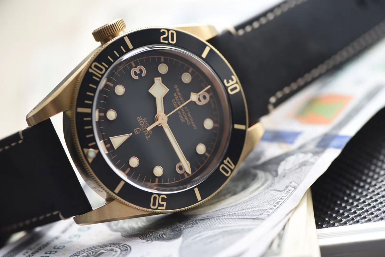 【 Video analysis 什么是 Replica Watches 价格】XF 新品首发贝克汉姆同款最新帝驼碧湾青铜型－小铜盾M79250BA-0001 wrist watches  / FK03