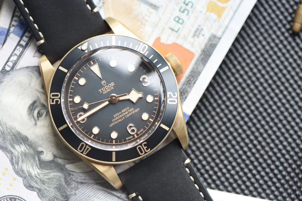 【 Video analysis 什么是 Replica Watches 价格】XF 新品首发贝克汉姆同款最新帝驼碧湾青铜型－小铜盾M79250BA-0001 wrist watches  / FK03