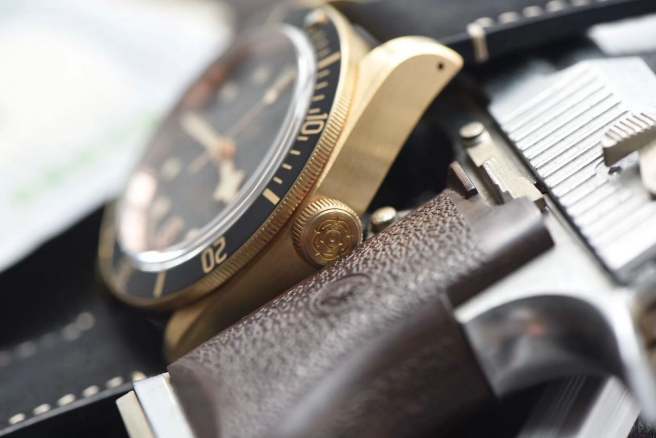 【 Video analysis 什么是 Replica Watches 价格】XF 新品首发贝克汉姆同款最新帝驼碧湾青铜型－小铜盾M79250BA-0001 wrist watches  / FK03