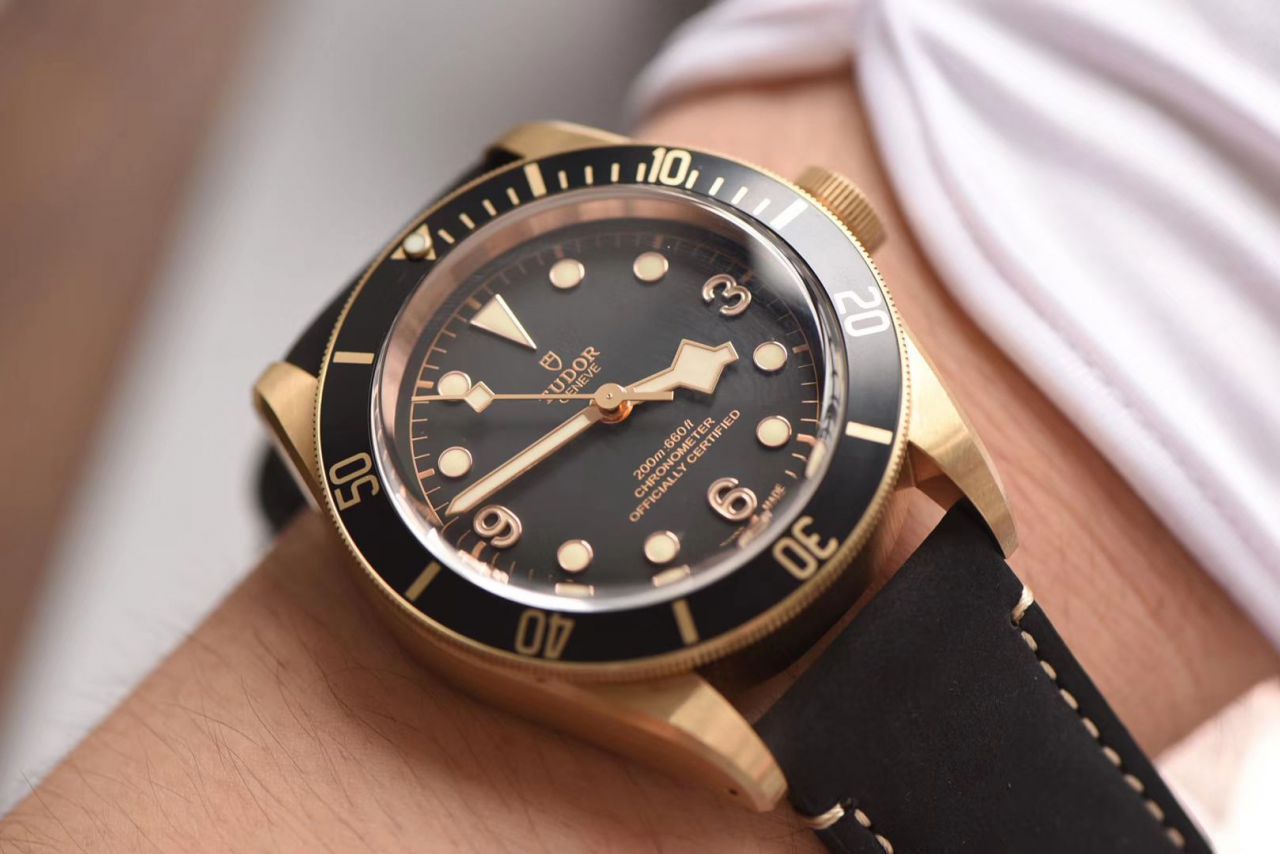 【 Video analysis 什么是 Replica Watches 价格】XF 新品首发贝克汉姆同款最新帝驼碧湾青铜型－小铜盾M79250BA-0001 wrist watches  / FK03