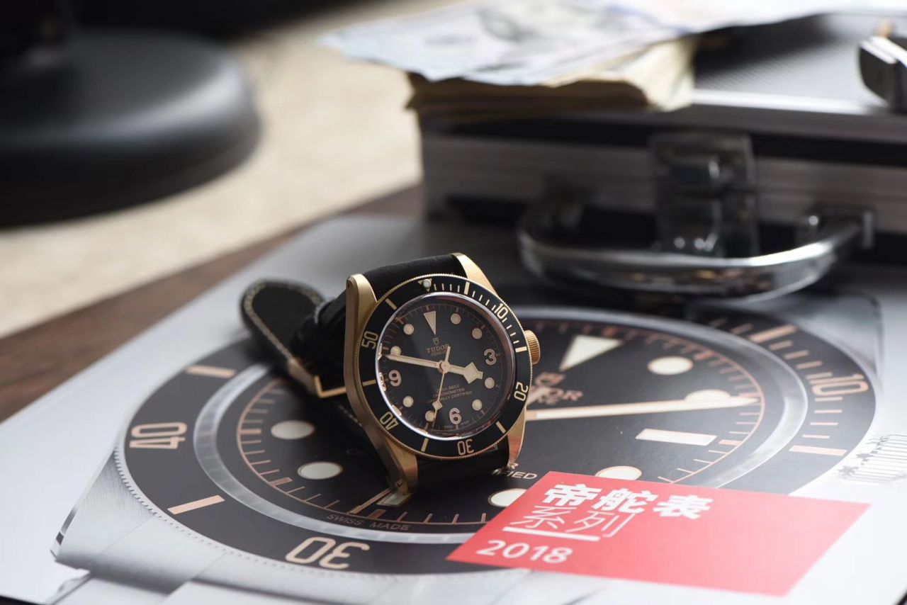 【 Video analysis 什么是 Replica Watches 价格】XF 新品首发贝克汉姆同款最新帝驼碧湾青铜型－小铜盾M79250BA-0001 wrist watches  / FK03
