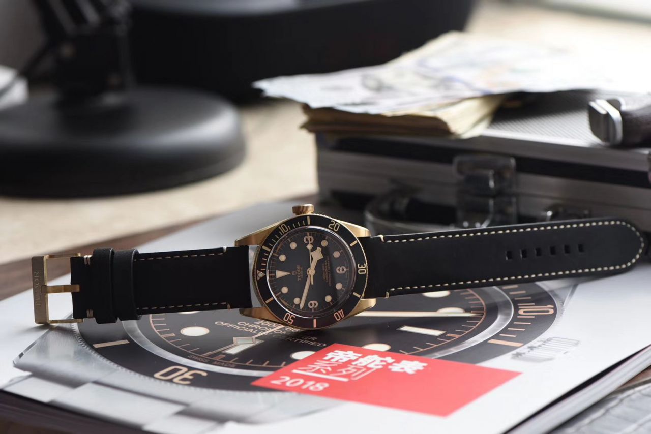 【 Video analysis 什么是 Replica Watches 价格】XF 新品首发贝克汉姆同款最新帝驼碧湾青铜型－小铜盾M79250BA-0001 wrist watches  / FK03