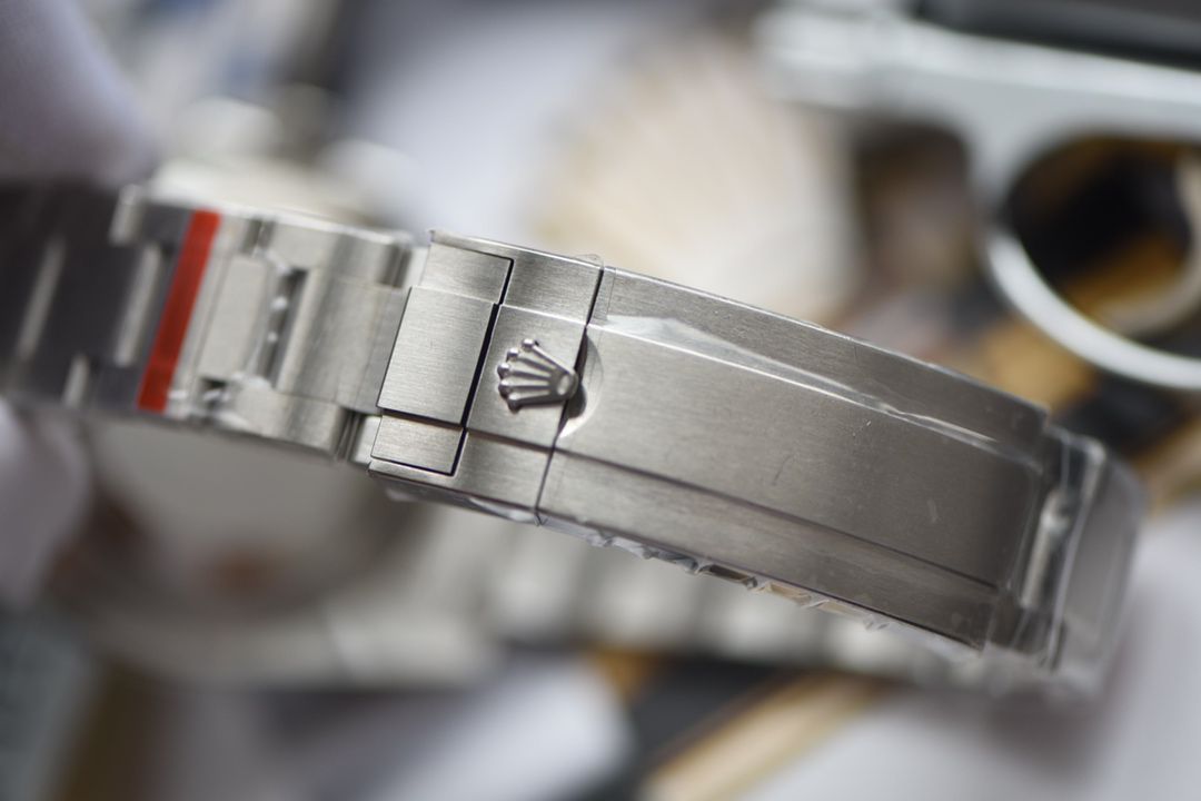 【 Video analysis 最完‎美 Replica Copy ​Rolex Submariner ‎SUBN Factory V10升​级版】 Rolex  Submariner 型系列116610LV-97200绿盘 wrist watches  / R392