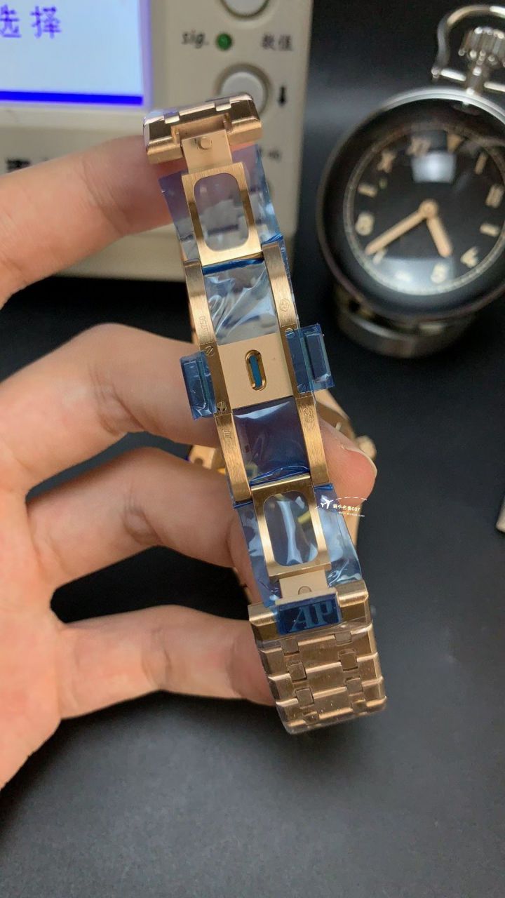  Video analysis APS Factory Audemars Piguet 皇家橡树系列 Replica Copy  Watches 15500OR.OO.1220OR.01，15500OR.OO.D002CR.01，15500ST.OO.1220ST.03 wrist watches  / AP233