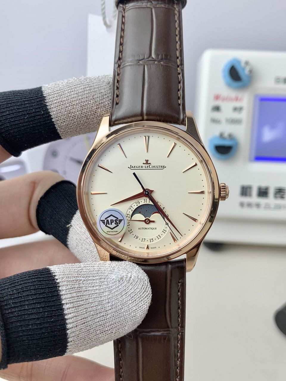 APS High quality  Replica Copy  Jaeger-LeCoultre 大师 Jaeger-LeCoultre 月相新品1368471 Watches  / JJ198